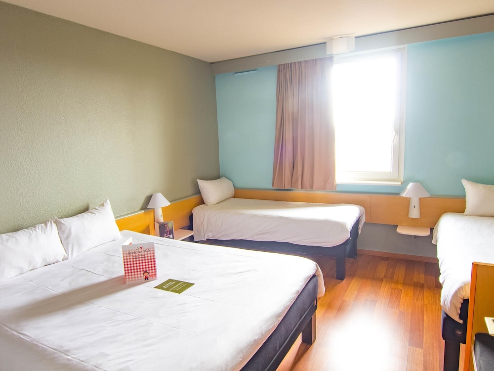 Habitación estándar con 1 cama doble y 2 camas individuales del hotel Ibis Colmar Est