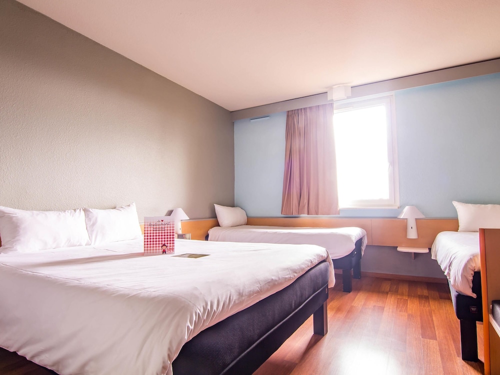 Habitación estándar con 1 cama doble y 2 camas individuales del hotel Ibis Colmar Est. Foto 1