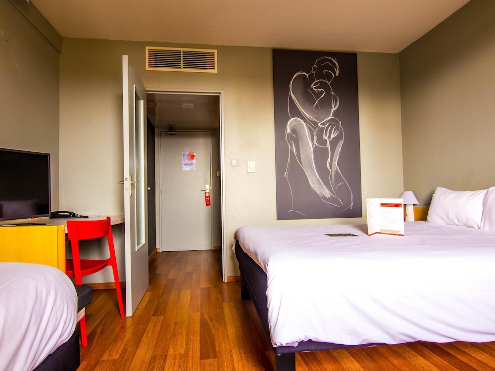 Habitación estándar con 1 cama doble y 2 camas individuales del hotel Ibis Colmar Est. Foto 2