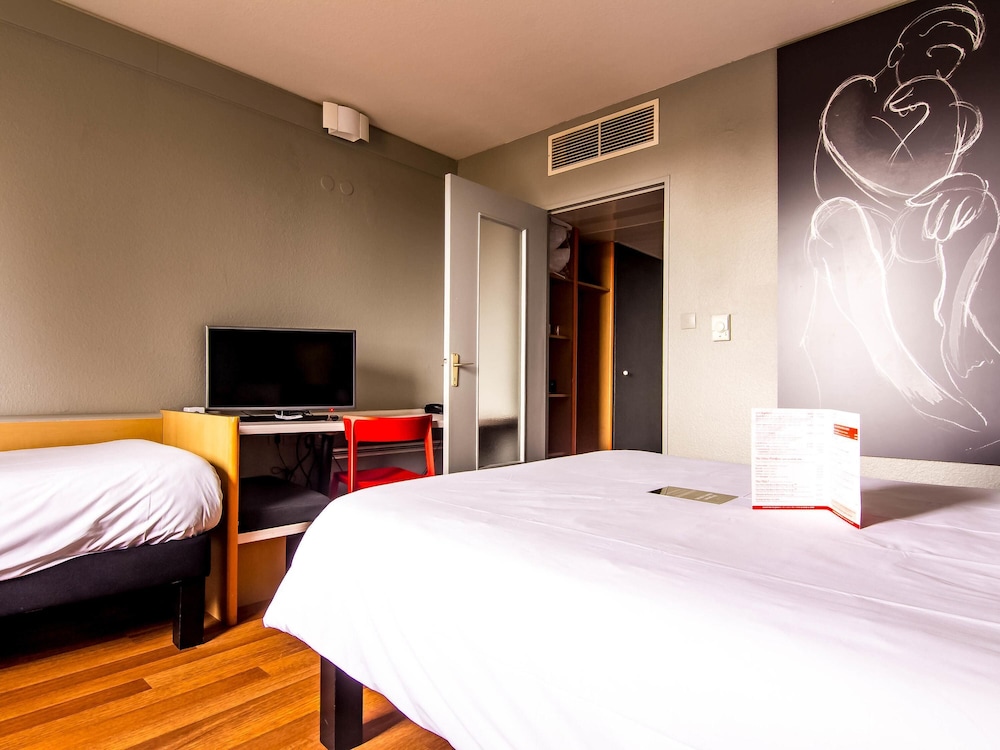 Habitación estándar con 1 cama doble y 2 camas individuales del hotel Ibis Colmar Est. Foto 4