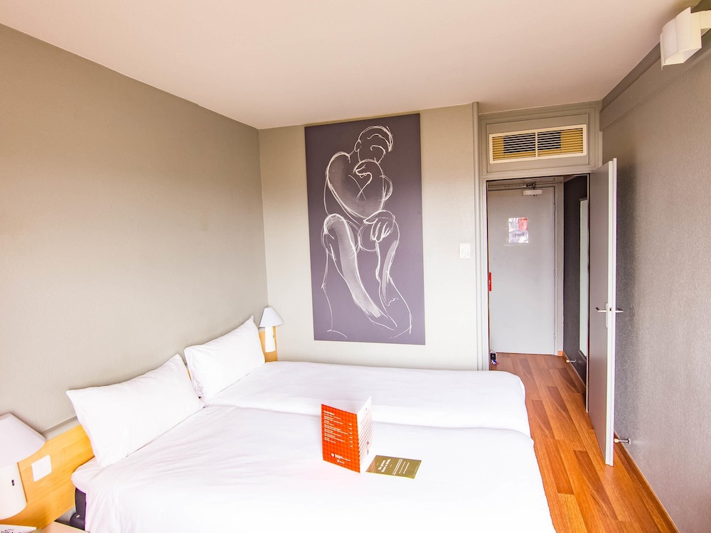 Habitación estándar con dos camas individuales del hotel Ibis Colmar Est. Foto 4