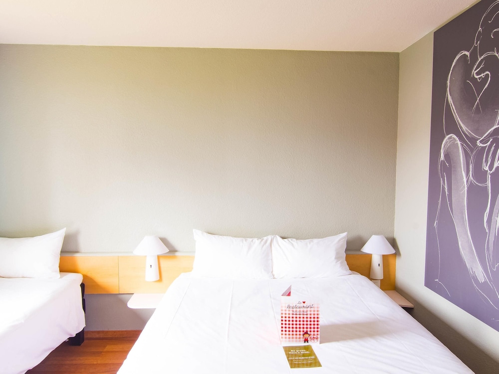 Habitación estándar con una cama doble y una individual del hotel Ibis Colmar Est. Foto 2