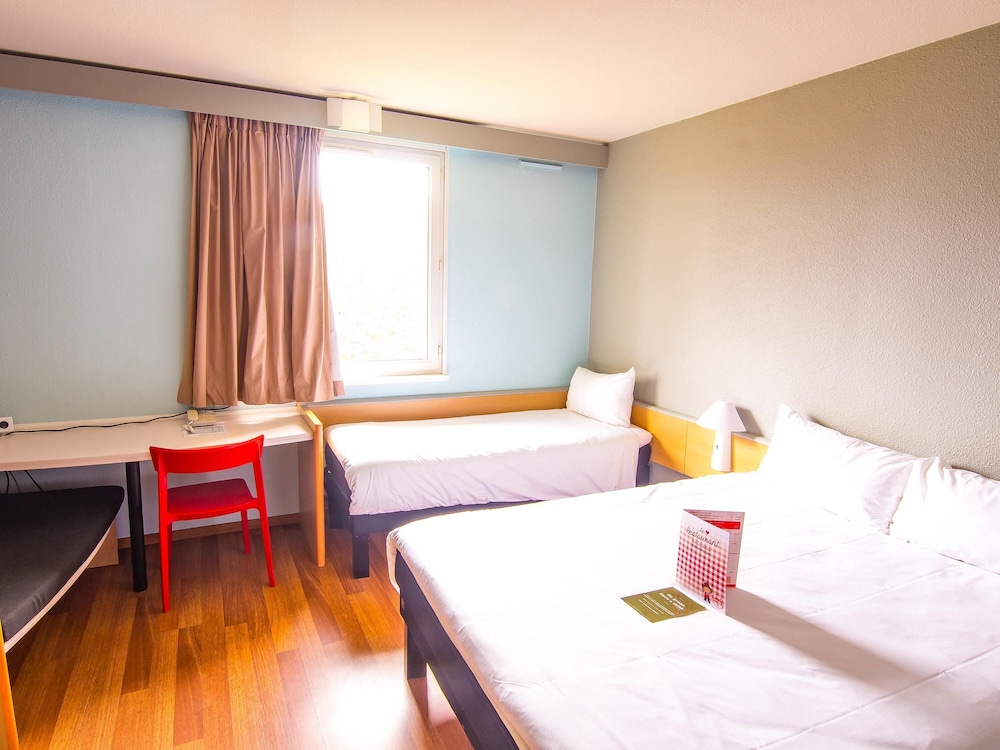 Habitación estándar con una cama doble y una individual del hotel Ibis Colmar Est. Foto 3