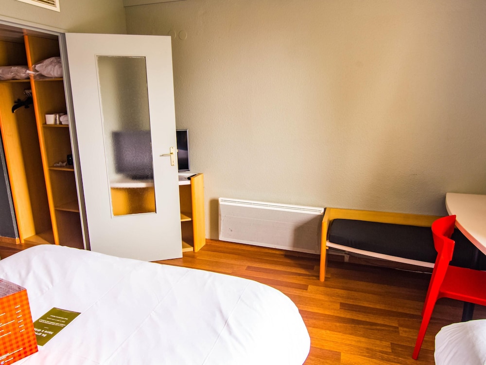 Habitación estándar con una cama doble y una individual del hotel Ibis Colmar Est. Foto 5