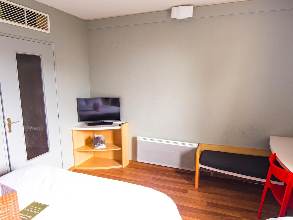 Habitación estándar con una cama doble y una individual del hotel Ibis Colmar Est. Foto 6