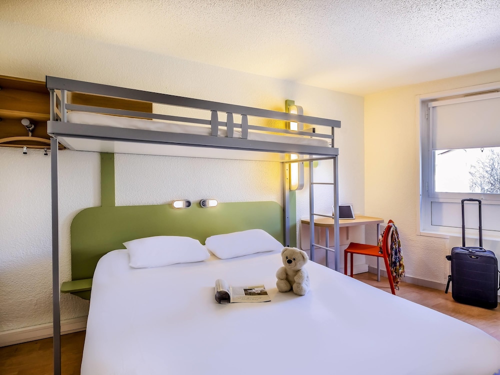 Habitación triple con cama grande y litera superior del hotel Ibis Budget Limoges