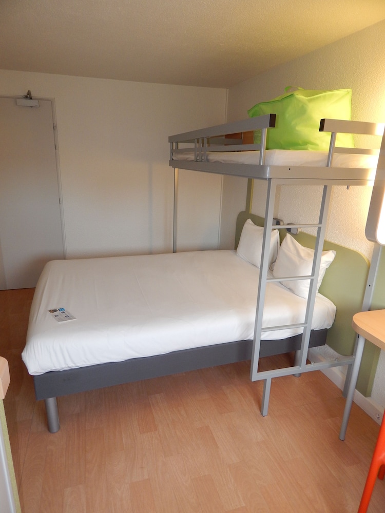 Habitación triple con cama grande y litera superior del hotel Ibis Budget Limoges. Foto 1