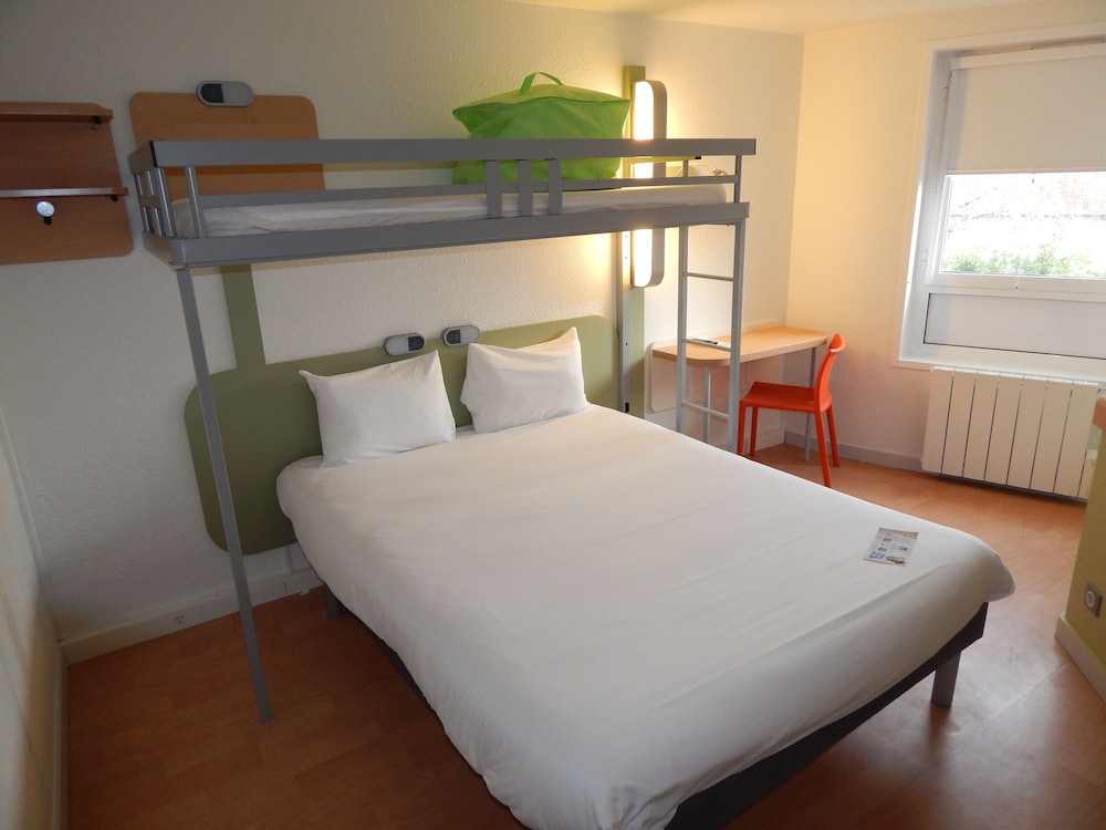Habitación triple con cama grande y litera superior del hotel Ibis Budget Limoges. Foto 2