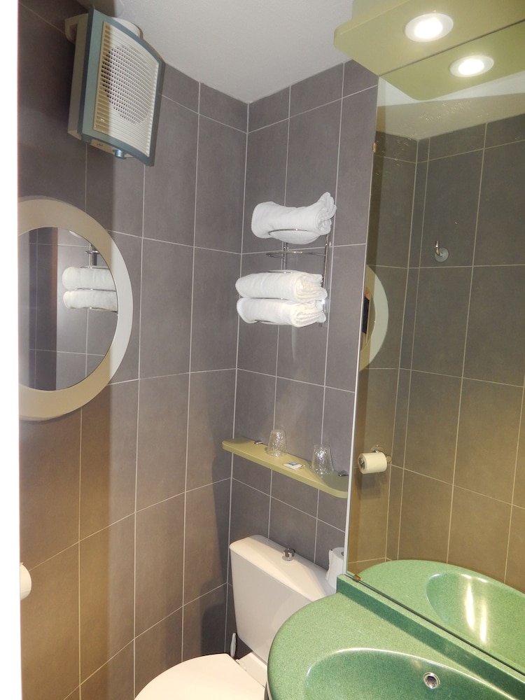 Habitación triple con cama grande y litera superior del hotel Ibis Budget Limoges. Foto 4