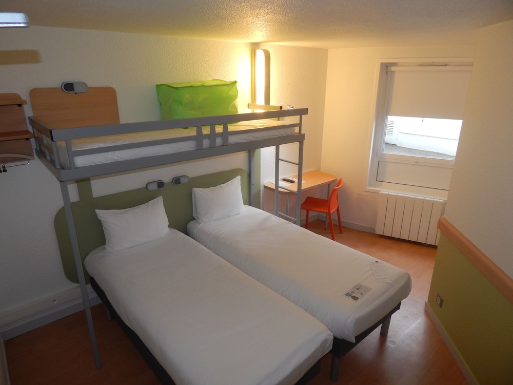 Habitación Triple con 3 camas individuales del hotel Ibis Budget Limoges. Foto 1