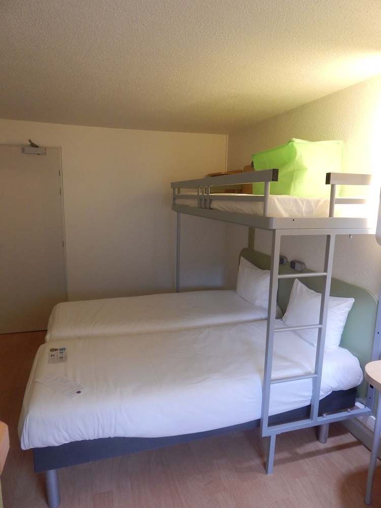 Habitación Triple con 3 camas individuales del hotel Ibis Budget Limoges. Foto 2