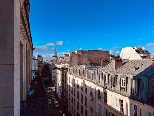 Chambre Double supérieur - Balcon - Vue sur Tour Eiffel del hotel L'amiral