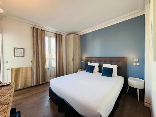 Chambre Double supérieur - Balcon - Vue sur Tour Eiffel del hotel L'amiral. Foto 1