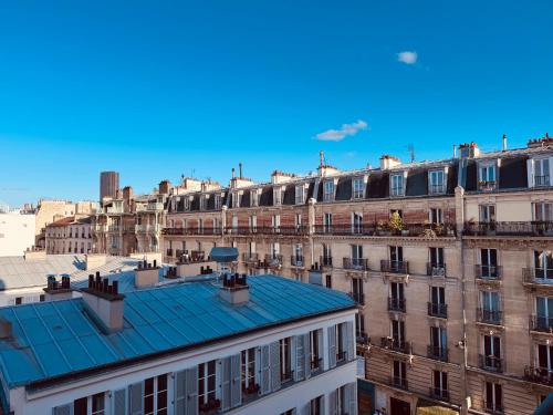 Chambre Double supérieur - Balcon - Vue sur Tour Eiffel del hotel L'amiral. Foto 4