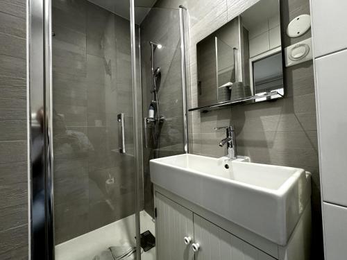 Habitación Triple del hotel L'amiral. Foto 5