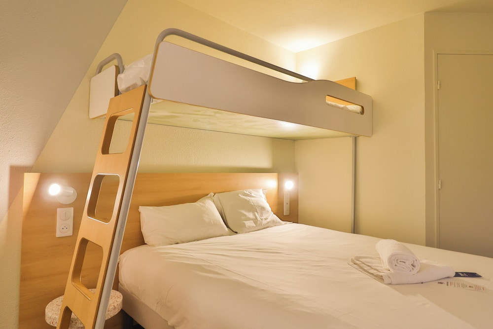 Habitación triple con cama grande y litera del hotel Ibis Budget Aix Les Bains Nord. Foto 2