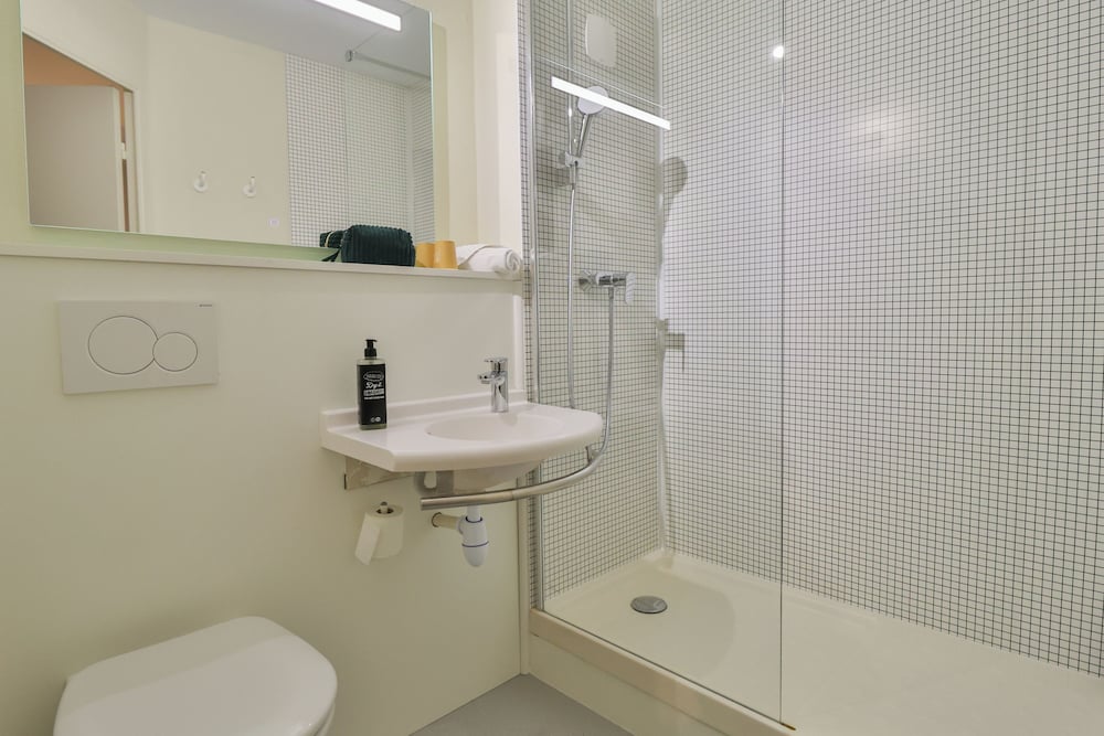 Habitación con dos camas separadas del hotel Ibis Budget Aix Les Bains Nord. Foto 5