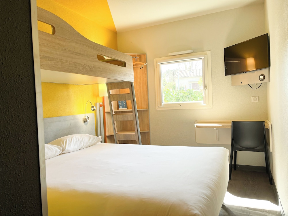 TRIPLE - Habitación con una cama grande y una litera del hotel ibis budget Carcassonne La Cité. Foto 1