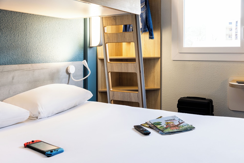 TRIPLE - Habitación con una cama grande y una litera del hotel ibis budget Carcassonne La Cité. Foto 3