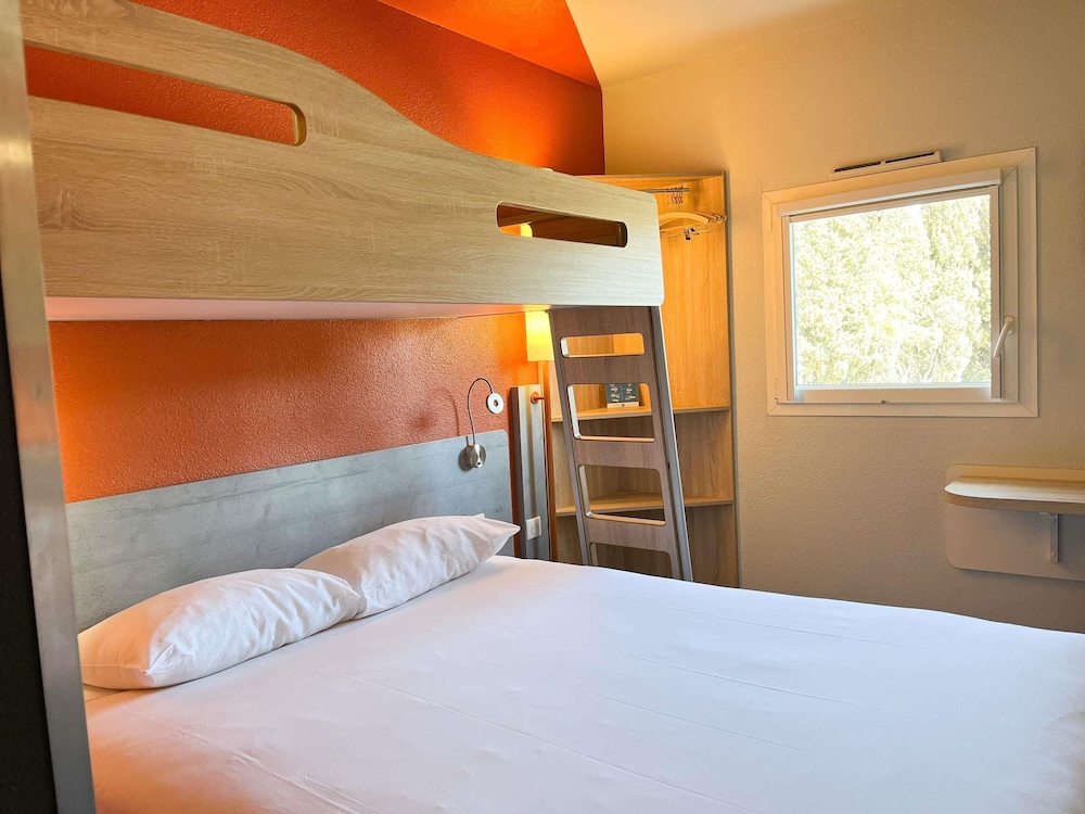 TRIPLE - Habitación con una cama grande y una litera del hotel ibis budget Carcassonne La Cité. Foto 7