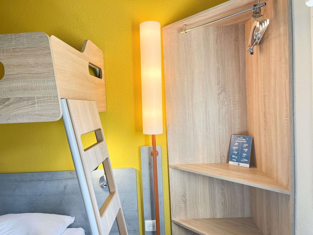 TRIPLE - Habitación con una cama grande y una litera del hotel ibis budget Carcassonne La Cité. Foto 9