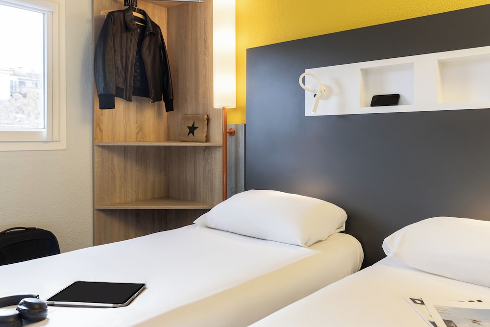 GEMELA - Habitación con camas individuales del hotel ibis budget Carcassonne La Cité. Foto 3
