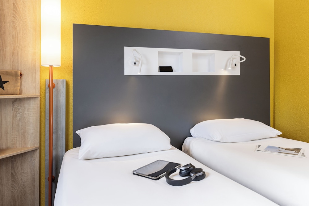 GEMELA - Habitación con camas individuales del hotel ibis budget Carcassonne La Cité. Foto 4