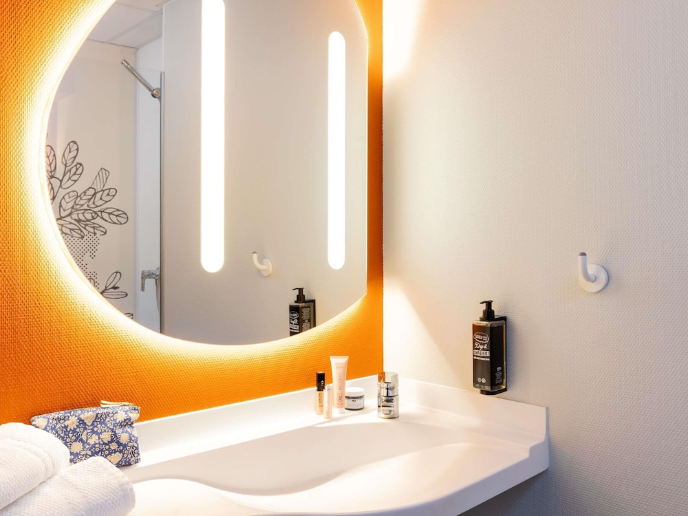 GEMELA - Habitación con camas individuales del hotel ibis budget Carcassonne La Cité. Foto 5
