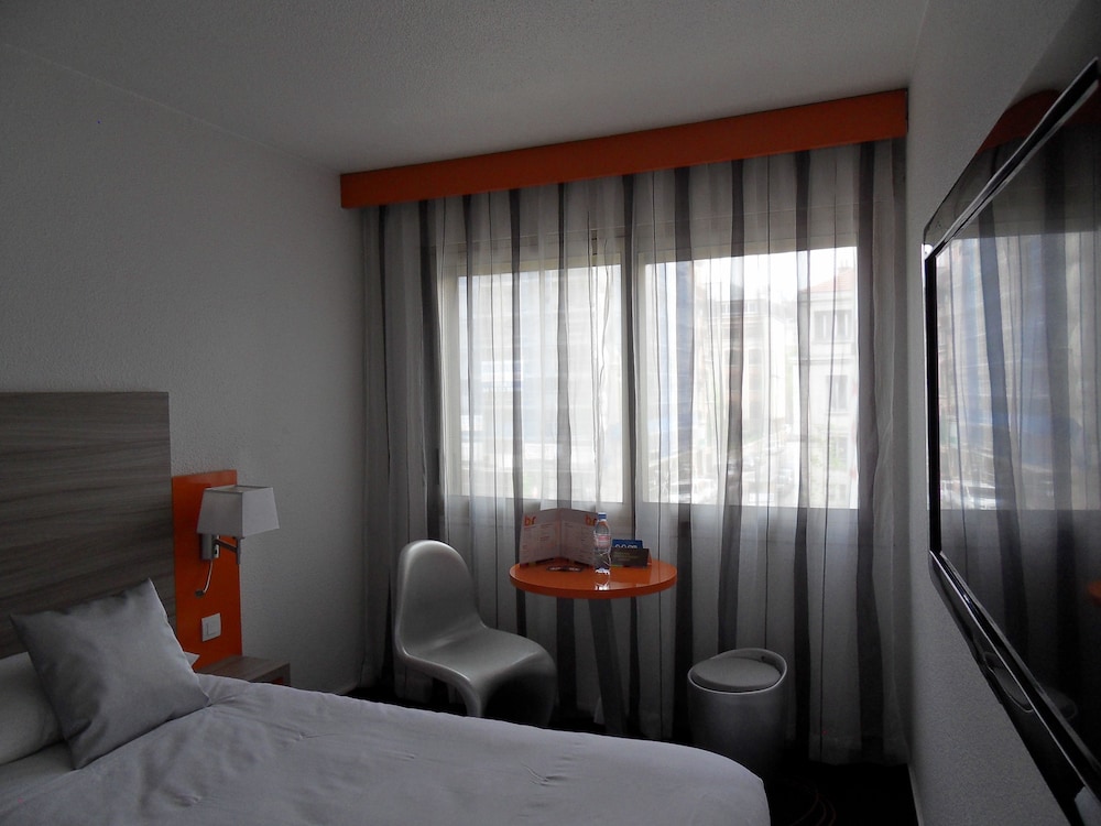 Habitación Standard con una cama doble del hotel Ibis Styles Grenoble Centre Gare. Foto 2