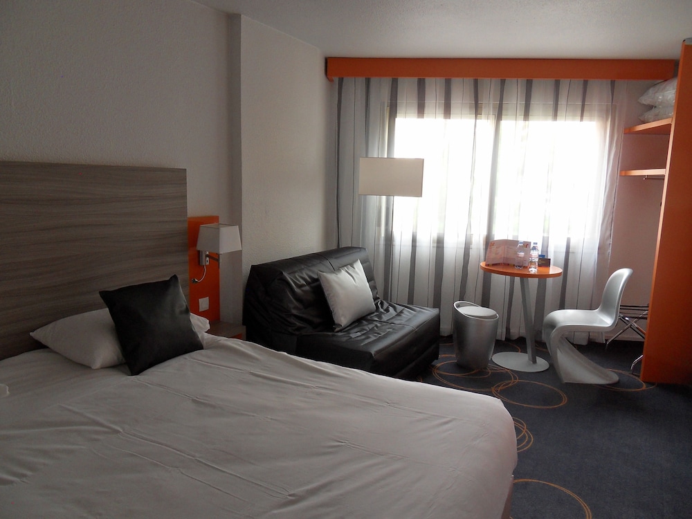 Habitación Standard con una cama doble del hotel Ibis Styles Grenoble Centre Gare. Foto 3