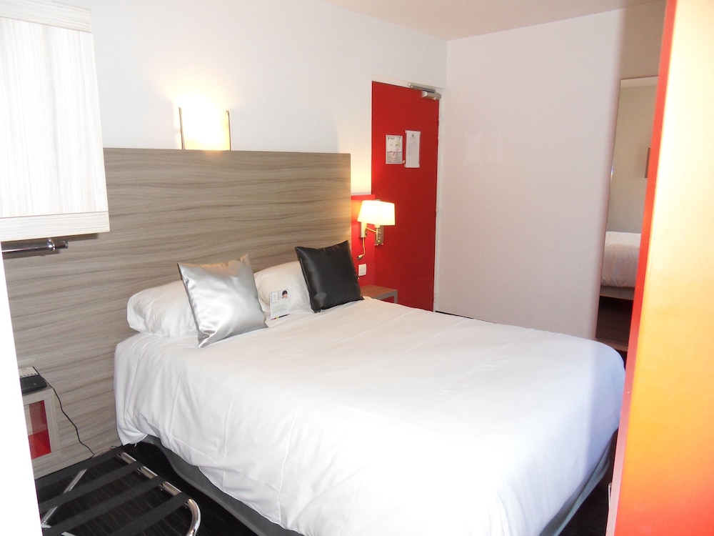 Habitación Standard con una cama doble del hotel Ibis Styles Grenoble Centre Gare. Foto 4