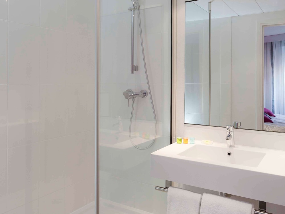 Habitación Standard con una cama doble del hotel Ibis Styles Grenoble Centre Gare. Foto 6