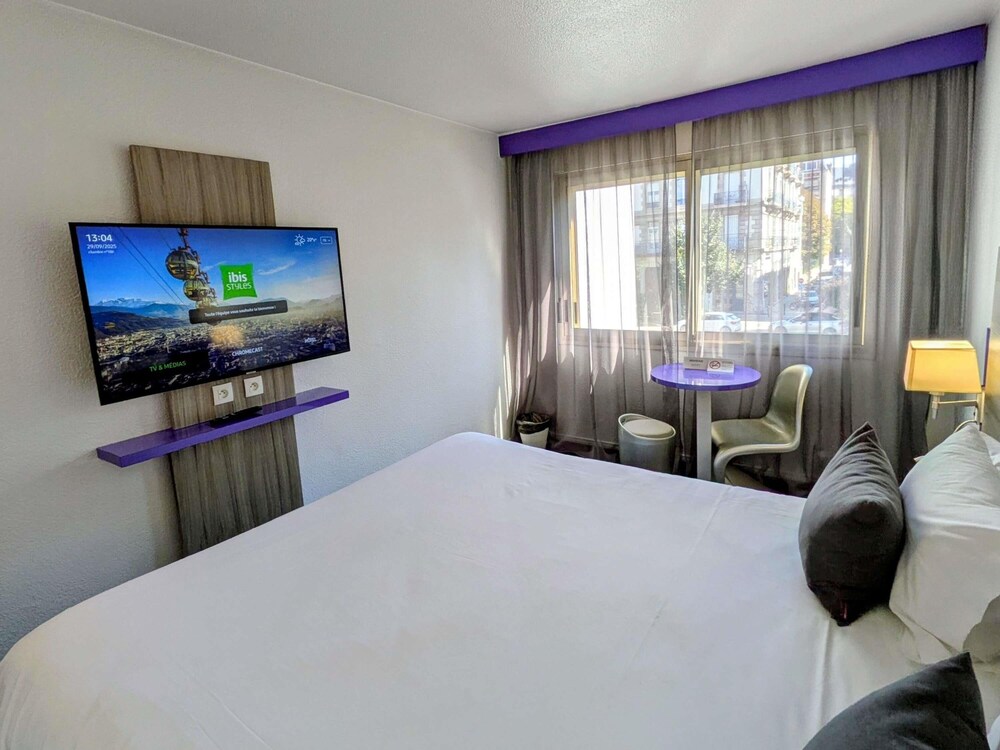 Habitación Standard con una cama doble del hotel Ibis Styles Grenoble Centre Gare. Foto 8