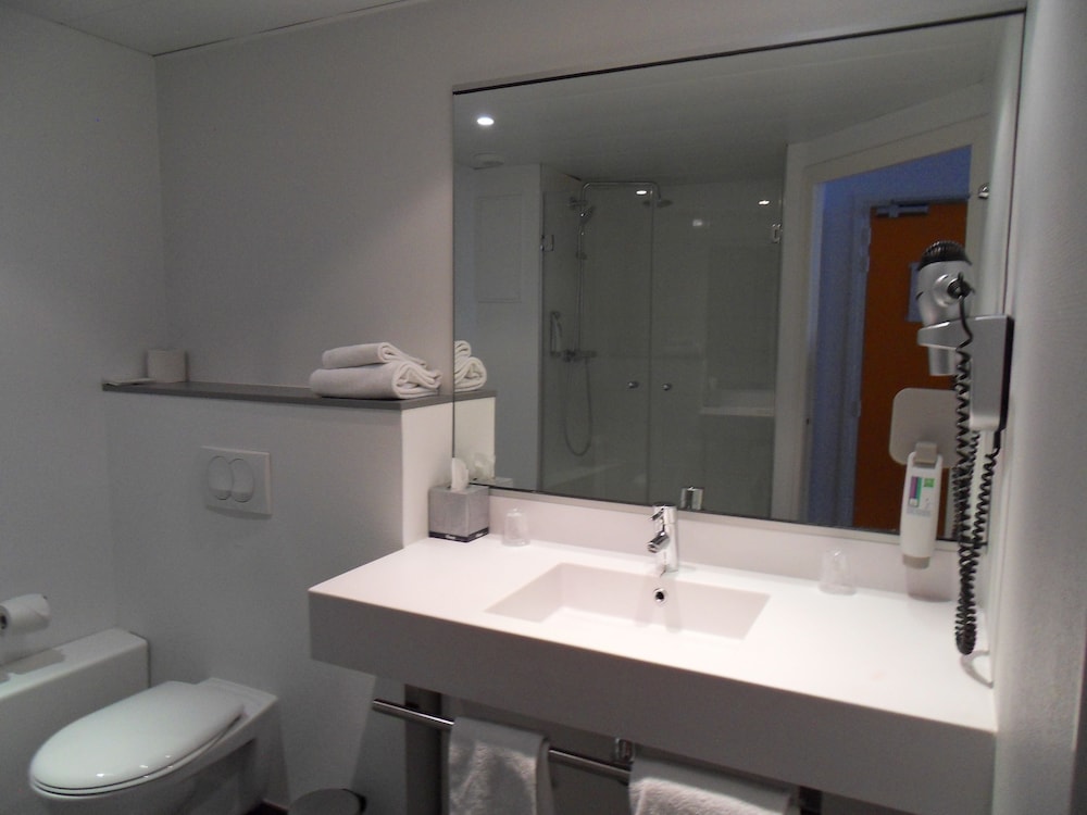 Habitación Standard con una cama doble del hotel Ibis Styles Grenoble Centre Gare. Foto 13