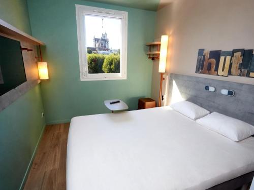 Habitación doble con cama de gran tamaño del hotel Ibis Budget Auxerre Centre