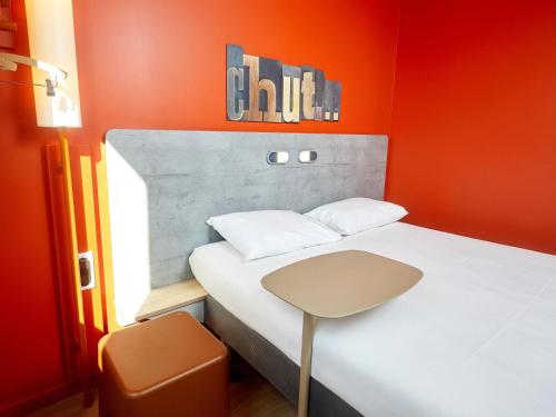 Habitación doble con cama de gran tamaño del hotel Ibis Budget Auxerre Centre. Foto 1