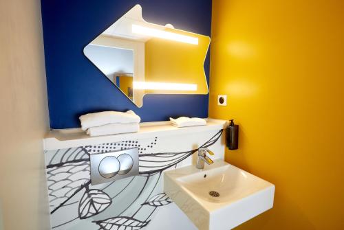 Habitación doble con cama de gran tamaño del hotel Ibis Budget Auxerre Centre. Foto 3