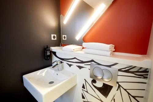 Habitación doble con cama de gran tamaño del hotel Ibis Budget Auxerre Centre. Foto 5