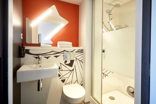 Habitación doble con cama de gran tamaño del hotel Ibis Budget Auxerre Centre. Foto 6