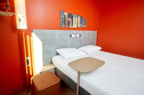 Habitación doble con cama de gran tamaño del hotel Ibis Budget Auxerre Centre. Foto 7