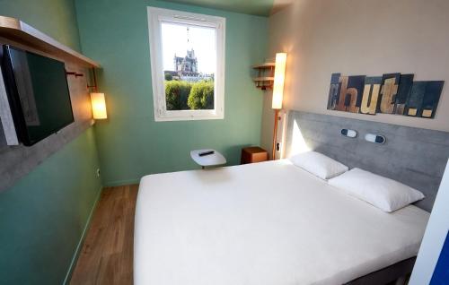 Habitación doble con cama de gran tamaño del hotel Ibis Budget Auxerre Centre. Foto 8