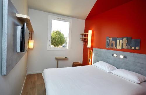 Habitación doble con cama de gran tamaño del hotel Ibis Budget Auxerre Centre. Foto 10