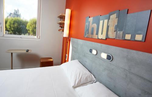 Habitación doble con cama de gran tamaño del hotel Ibis Budget Auxerre Centre. Foto 11