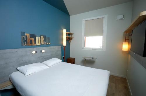 Habitación doble con cama de gran tamaño del hotel Ibis Budget Auxerre Centre. Foto 12