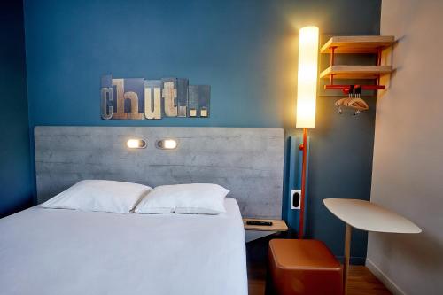 Habitación doble con cama de gran tamaño del hotel Ibis Budget Auxerre Centre. Foto 13