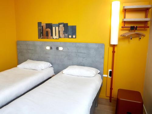 Habitación con dos camas individuales del hotel Ibis Budget Auxerre Centre. Foto 1