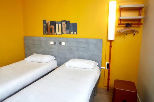 Habitación con dos camas individuales del hotel Ibis Budget Auxerre Centre. Foto 3