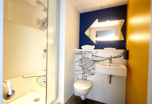 Habitación con dos camas individuales del hotel Ibis Budget Auxerre Centre. Foto 5