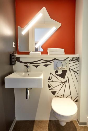 Habitación con dos camas individuales del hotel Ibis Budget Auxerre Centre. Foto 7