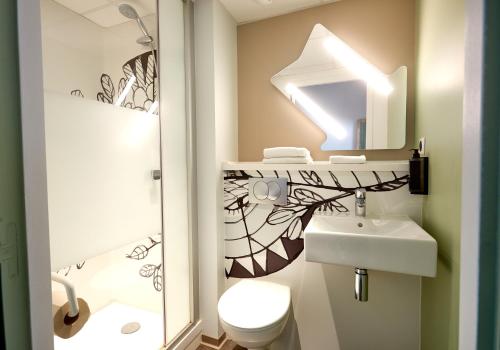 Habitación con dos camas individuales del hotel Ibis Budget Auxerre Centre. Foto 8